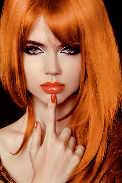 Modna fryzura - kolor marchewkowy włosów, grzywka firanka