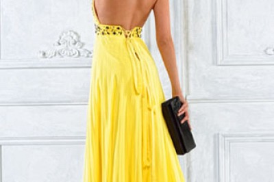 Dodatki do żółtej sukienki. Jakie buty, torebka, biżuteria, makijaż do żółtej sukienki?