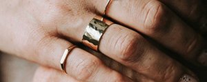 Dlaczego warto kupować pierścionki handmade?
