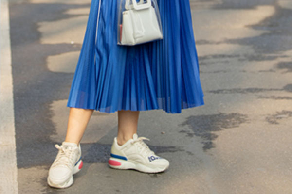 Plisowana spódniaca i adidasy
